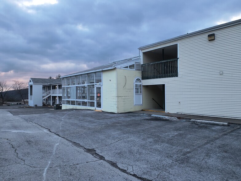 More Photos Of 3500 Green Mountain Dr, Branson Hotel For Sale