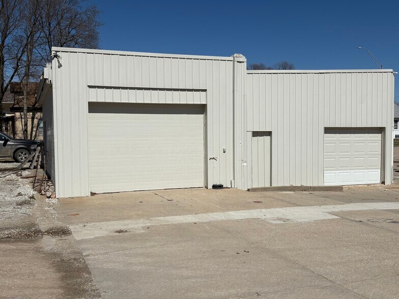 More Photos Of 833 Nemaha St, Humboldt Freestanding For Sale