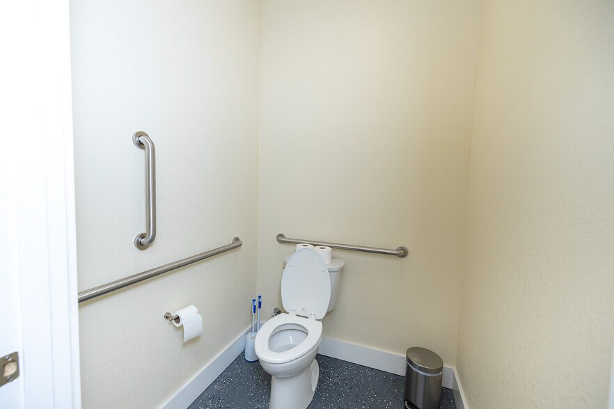 More Photos Of 115 N Main St, Lindsborg General Retail For Sale