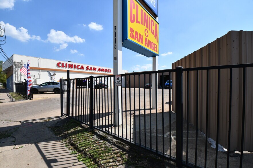 More Photos Of 7118 Harrisburg Blvd, Houston Medical For Sale