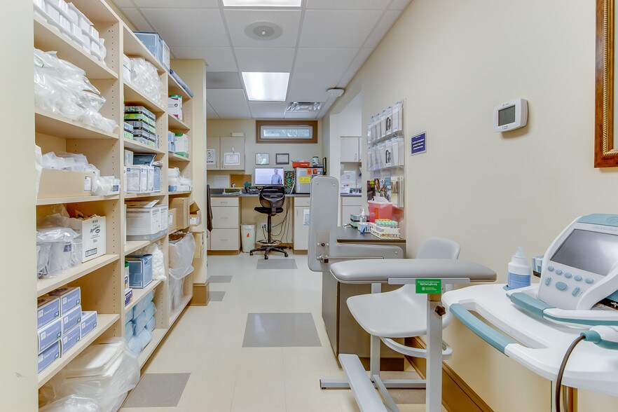 More Photos Of 135 Professional Park Dr, Seneca Healthcare For Lease