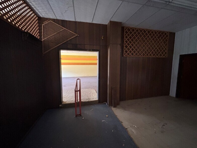 More Photos Of 122 Oak St, Sweetwater Storefront For Sale