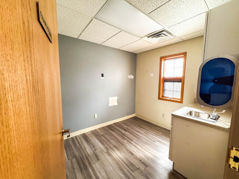 More Photos Of 687 Straits Tpke, Middlebury Medical For Lease