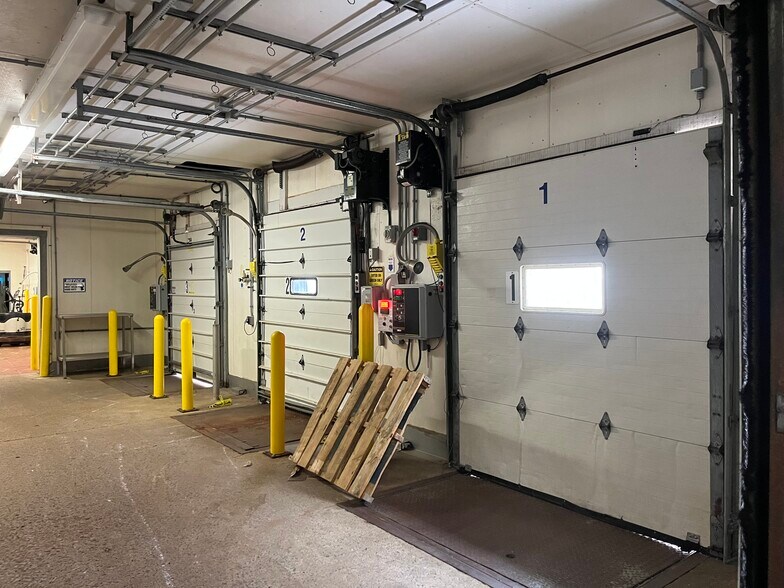 More Photos Of 4591 Colebrook Ave, Emmaus Distribution For Lease