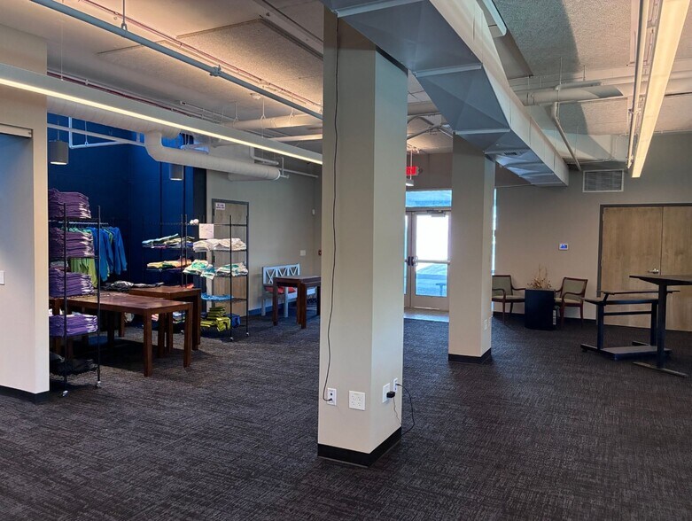 More Photos Of 1001 NW Barry Rd, Kansas City Office For Lease