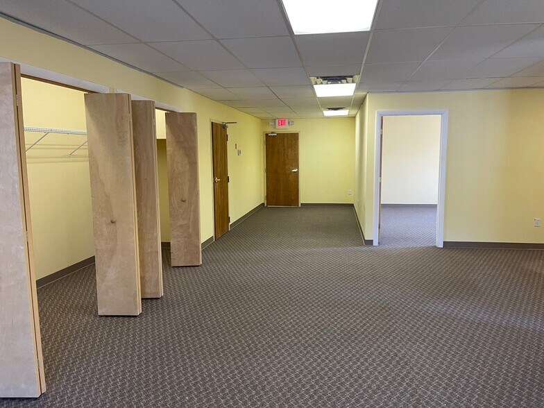 More Photos Of 828 Federal Rd, Brookfield Office For Lease