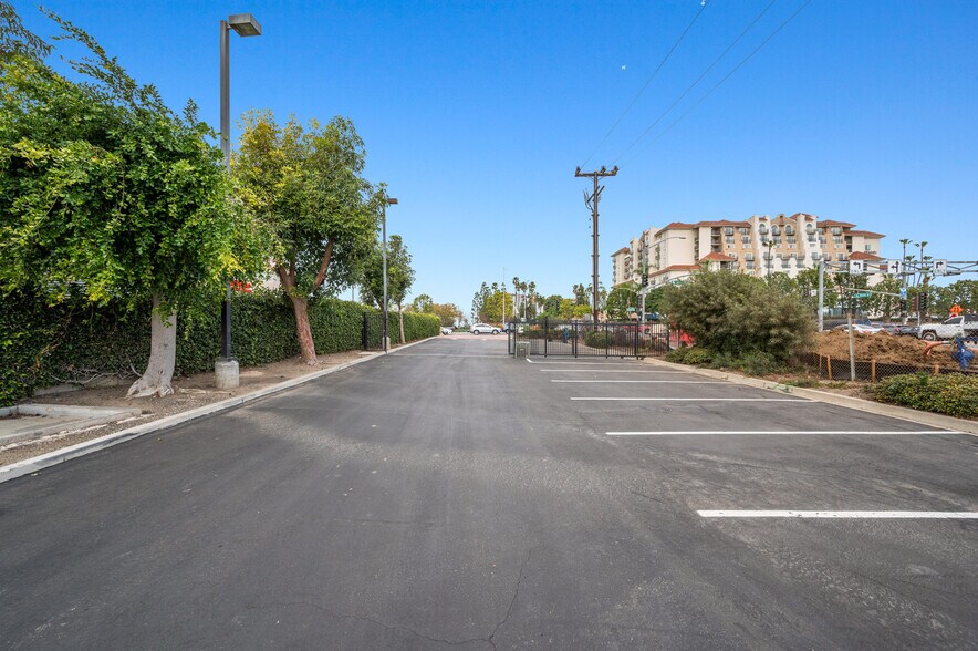 More Photos Of 800 E Dyer Rd, Santa Ana Showroom For Lease