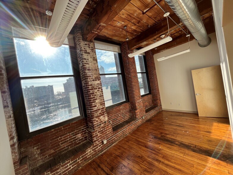 More Photos Of 1 Union St, Lawrence Office For Lease