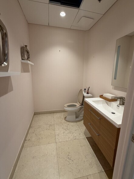 More Photos Of 633 9th St N, Naples Office For Lease
