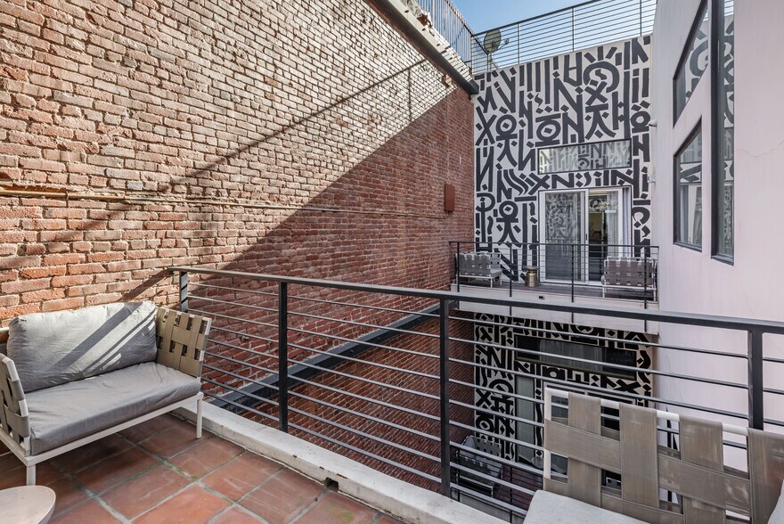 More Photos Of 735 S Broadway, Los Angeles Storefront For Sale