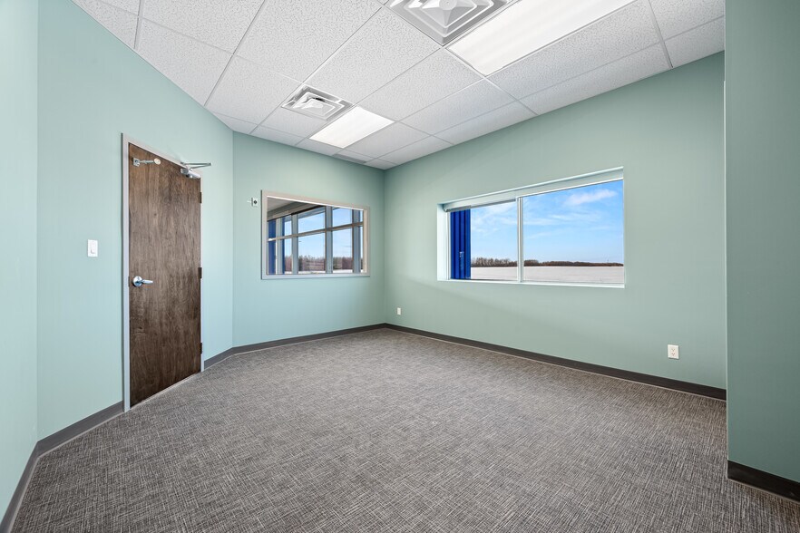 More Photos Of 5267 67 Av, Lloydminster Warehouse For Lease