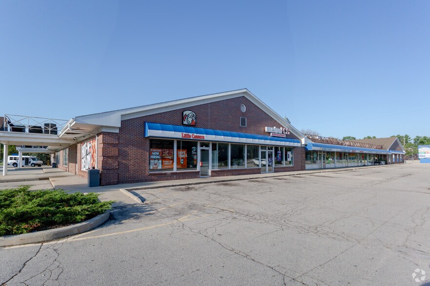 More Photos Of 101-143 W Sunset Dr, Waukesha Unknown For Lease