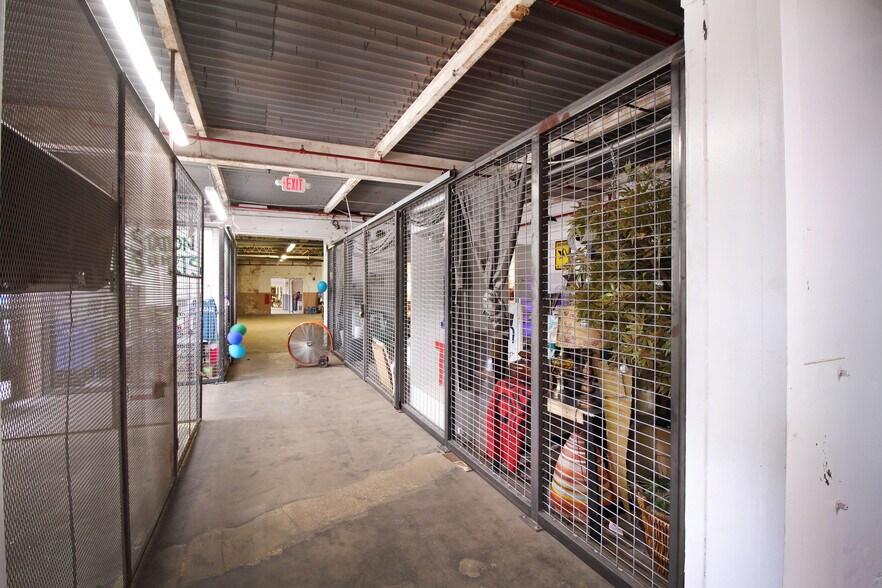 More Photos Of 1300 S Polk St, Dallas Light Manufacturing For Lease