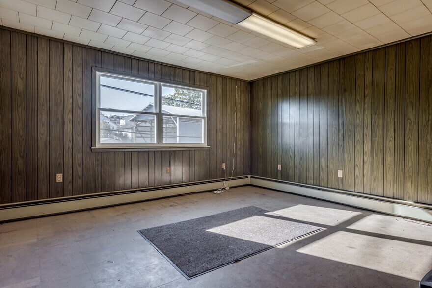 More Photos Of 77 N Market St, Nanticoke Distribution For Lease