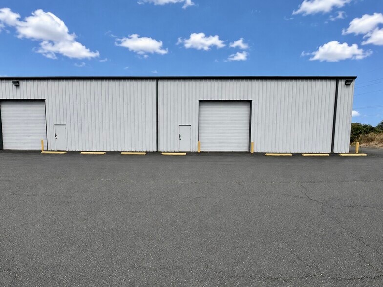 More Photos Of 902 Industrial Way, Longview Warehouse For Sale