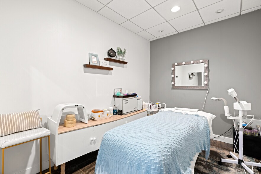 More Photos Of 1915-1917 N Damen Ave, Chicago Storefront For Sale