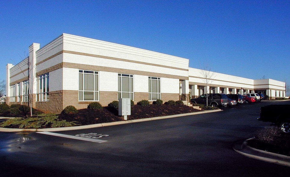 More Photos Of 16325 Northcross Dr, Huntersville Office For Lease