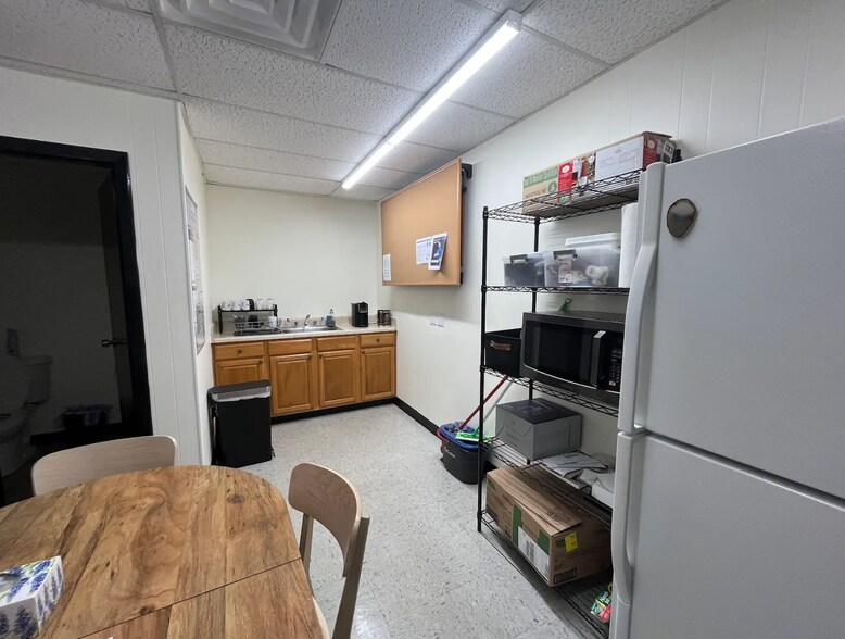 More Photos Of 10518 Gulfdale St, San Antonio Light Distribution For Lease