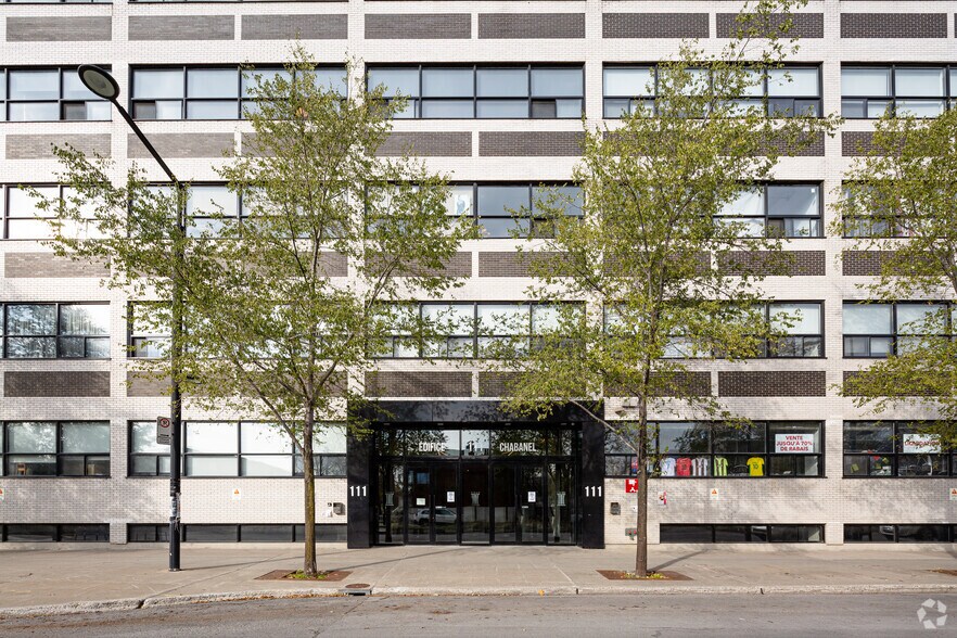 More Photos Of 111 Rue Chabanel O, Montréal Office For Lease