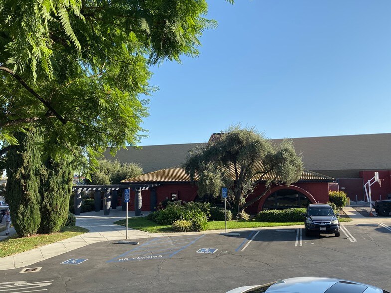 More Photos Of 395 N Rosemead Blvd, Pasadena General Retail For Lease