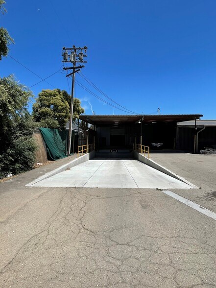 More Photos Of 741 S Airport Way, Stockton Showroom For Lease