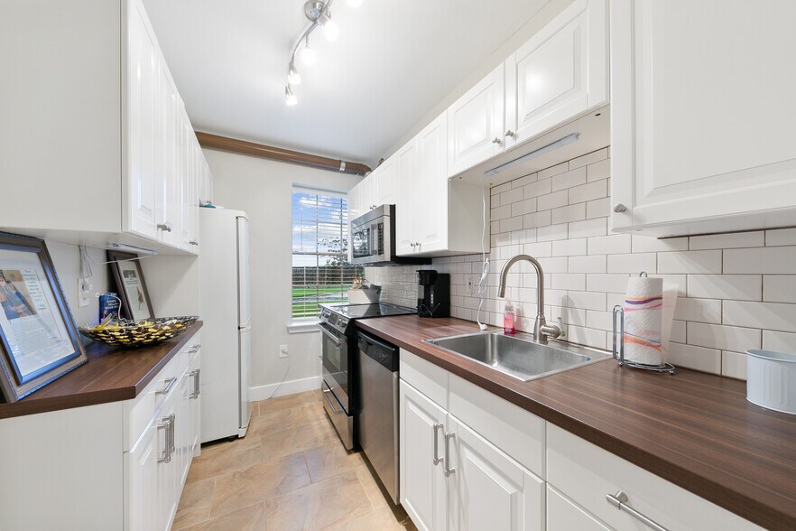 More Photos Of 10419 W Hidden Lake Ln, Richmond Religious Facility For Sale