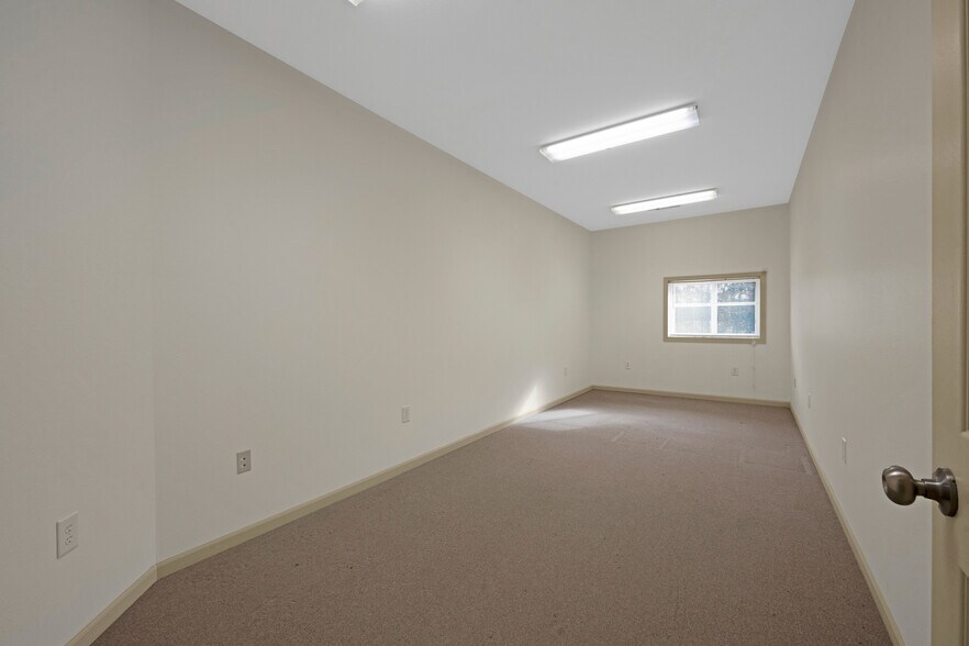 More Photos Of 31197 Wingate Rd, Sedalia Flex For Sale