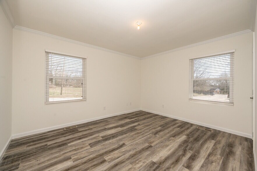 More Photos Of 302 S Lincoln Dr, Troy Office For Lease