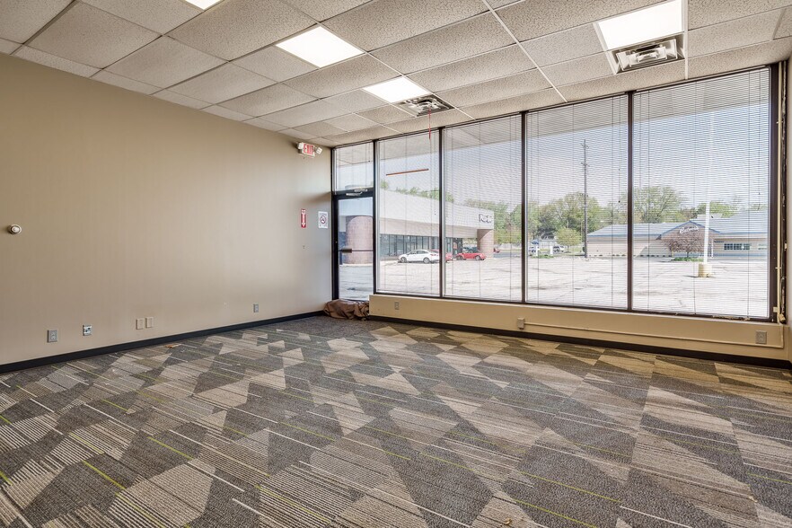 More Photos Of 3702-3748 N Main St, Rockford Storefront For Lease