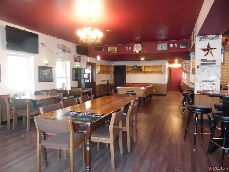 More Photos Of 31 Trimountain Ave, South Range Bar For Sale