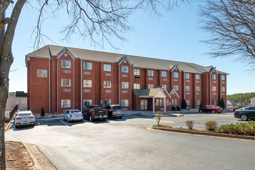 More Photos Of 195 Country Club Dr, Stockbridge Hotel For Sale