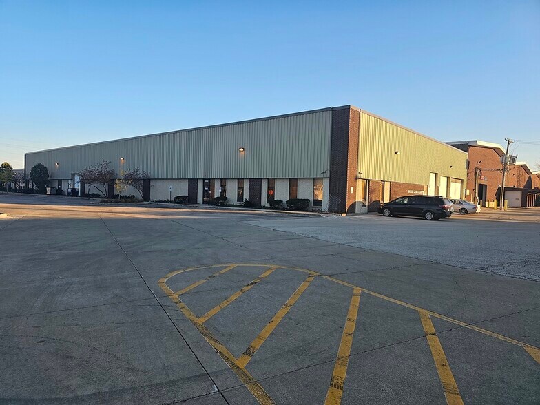 More Photos Of 3450-3464 W Touhy Ave, Skokie Warehouse For Lease