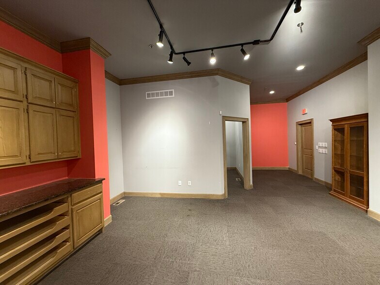 More Photos Of 207 SE Third St, Lee's Summit General Retail For Lease