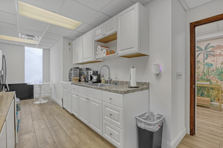 More Photos Of 2701 W Okeechobee Blvd, West Palm Beach Office For Sale