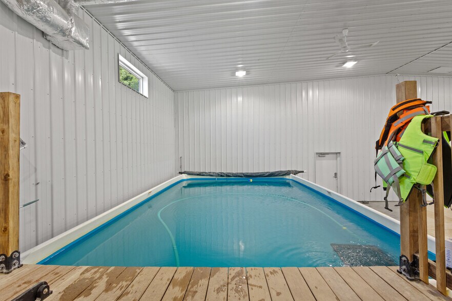 More Photos Of 390 Progress Dr, Cottage Grove Veterinarian Kennel For Sale