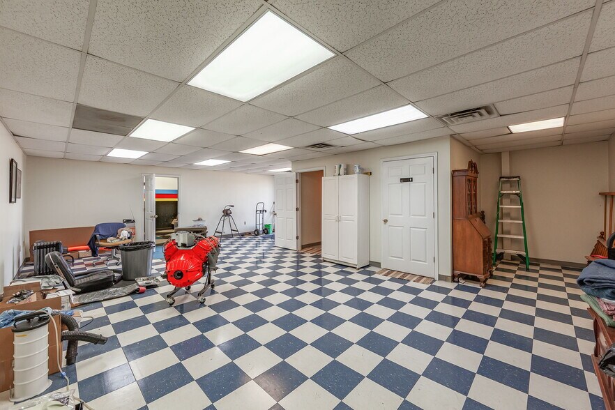 More Photos Of 39 N Madison Dr, Humboldt Showroom For Sale