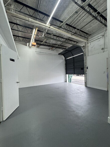 More Photos Of 1001-1099 NE 45th St, Fort Lauderdale Storefront For Lease