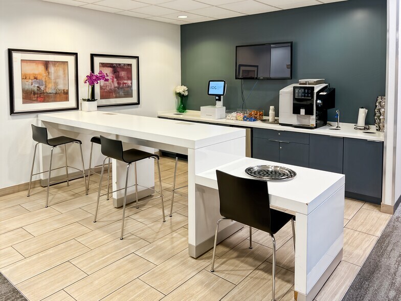More Photos Of 7047 E Greenway Pky, Scottsdale Coworking Space
