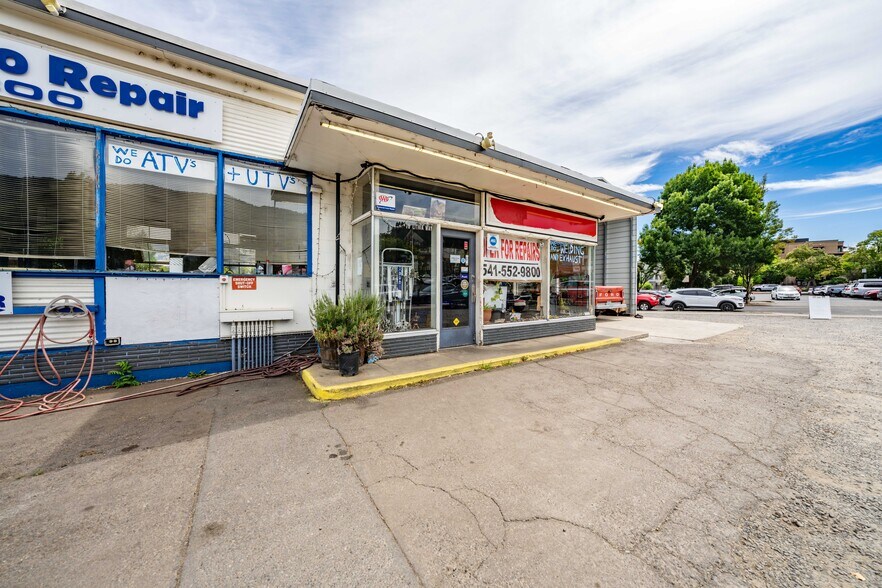 More Photos Of 75 Lithia Way, Ashland Service Station For Sale