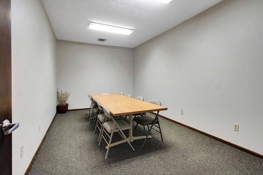 More Photos Of 2425 Medina Rd, Medina Office For Lease