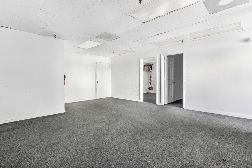 More Photos Of 1979 10th Ave N, Lake Worth Beach Distribution For Sale