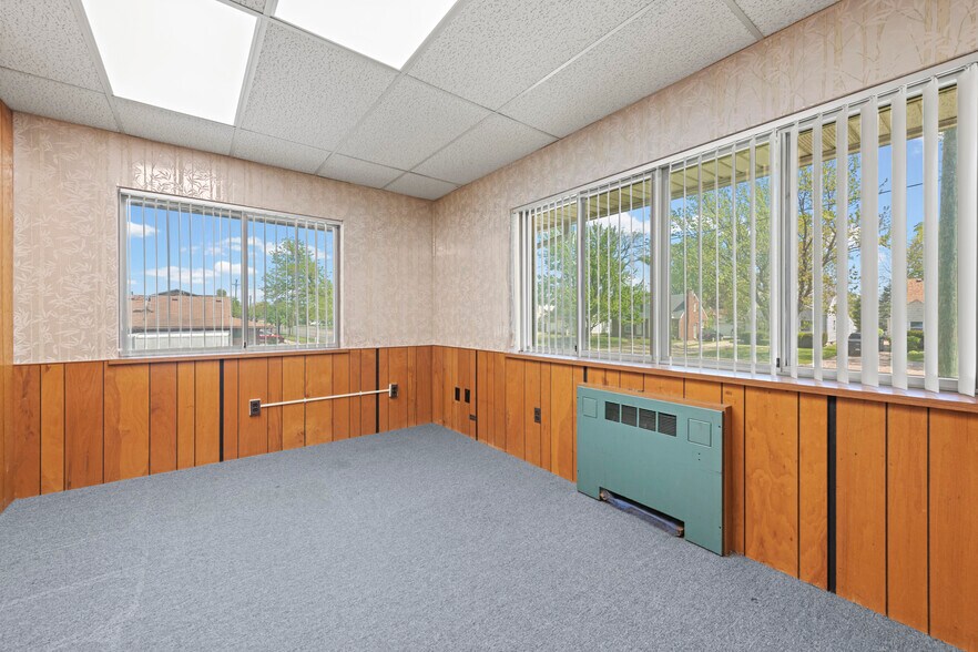 More Photos Of 28475 Greenfield Rd, Southfield Office For Sale