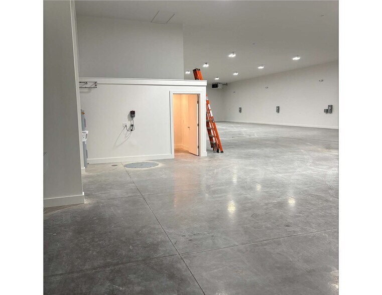 More Photos Of 252 David Pky, Ontario Warehouse For Lease