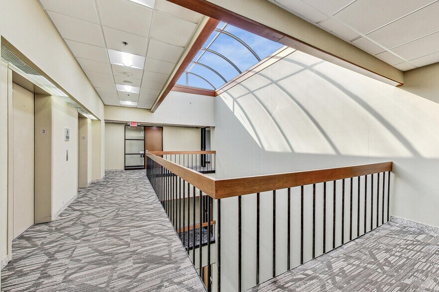 More Photos Of 10700 W Higgins Rd, Rosemont Loft Creative Space For Sale