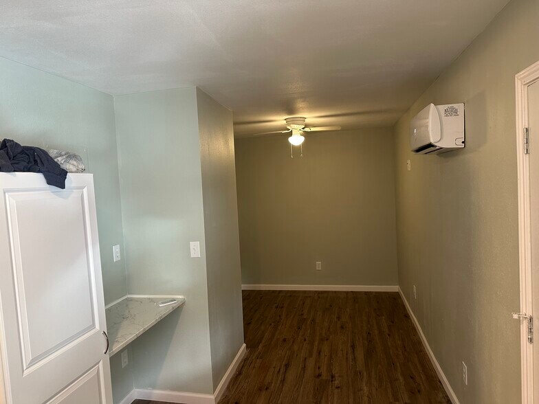 More Photos Of 2001 E 20th St, Hooks Apartments For Sale