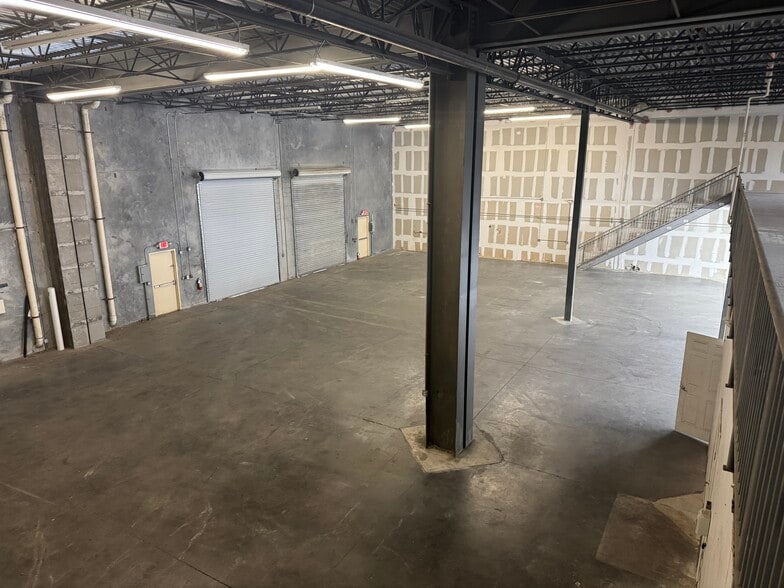 More Photos Of 787 Commerce Dr, Venice Warehouse For Lease