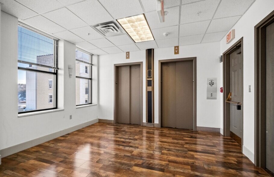 More Photos Of 109 Capitol St, Charleston Office Residential For Lease