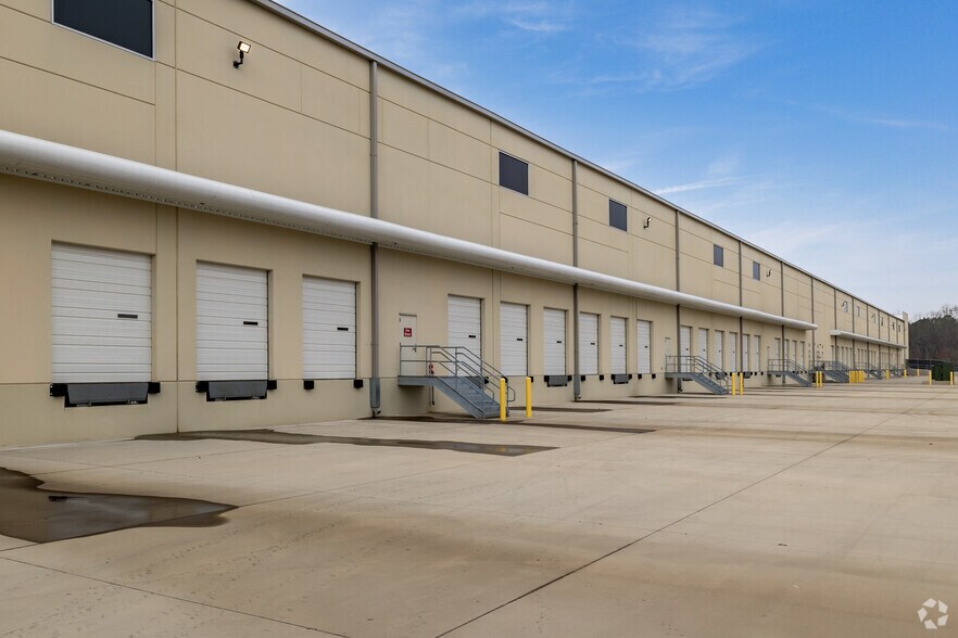 More Photos Of 5020 Meadow Oak Commerce Pky, Charlotte Warehouse For Lease