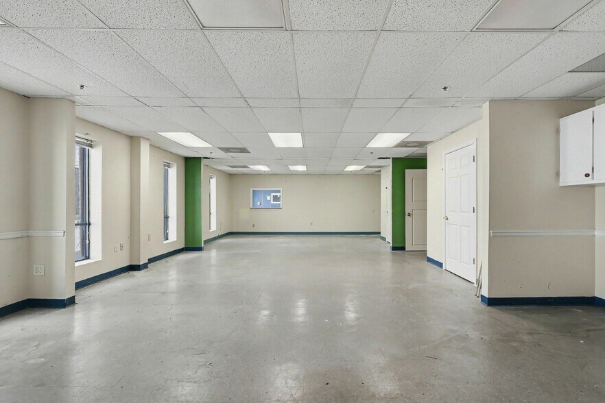More Photos Of 1445 Cleveland Ave, East Point Showroom For Sale