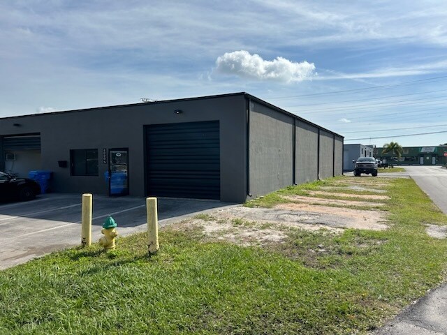 Primary Photo Of 4020 NE 5th Ter, Oakland Park Warehouse For Lease